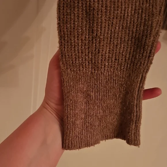 Cozy Brown Sweater, M, V Neck, Oversized, Old Navy - Picture 6 of 7